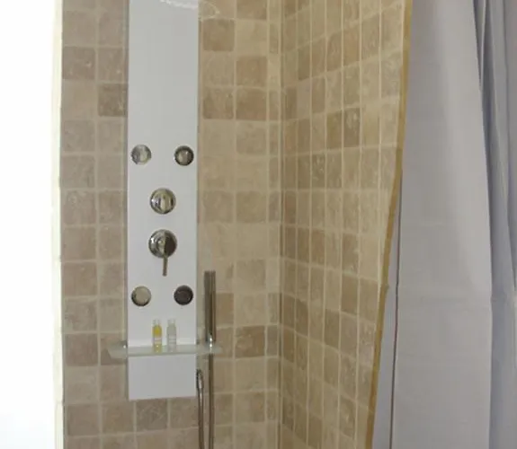 לינה וארוחת בוקר De La Cherine קווינסון